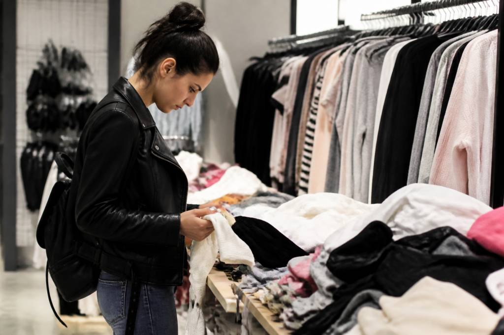 Fast-fashion définition : comprendre les enjeux de la mode éphémère