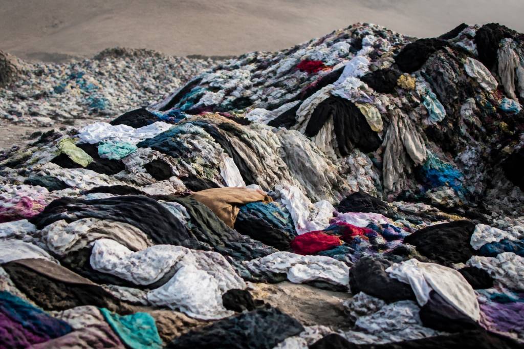 C'est quoi la fast fashion ? comprendre ses enjeux et ses impacts